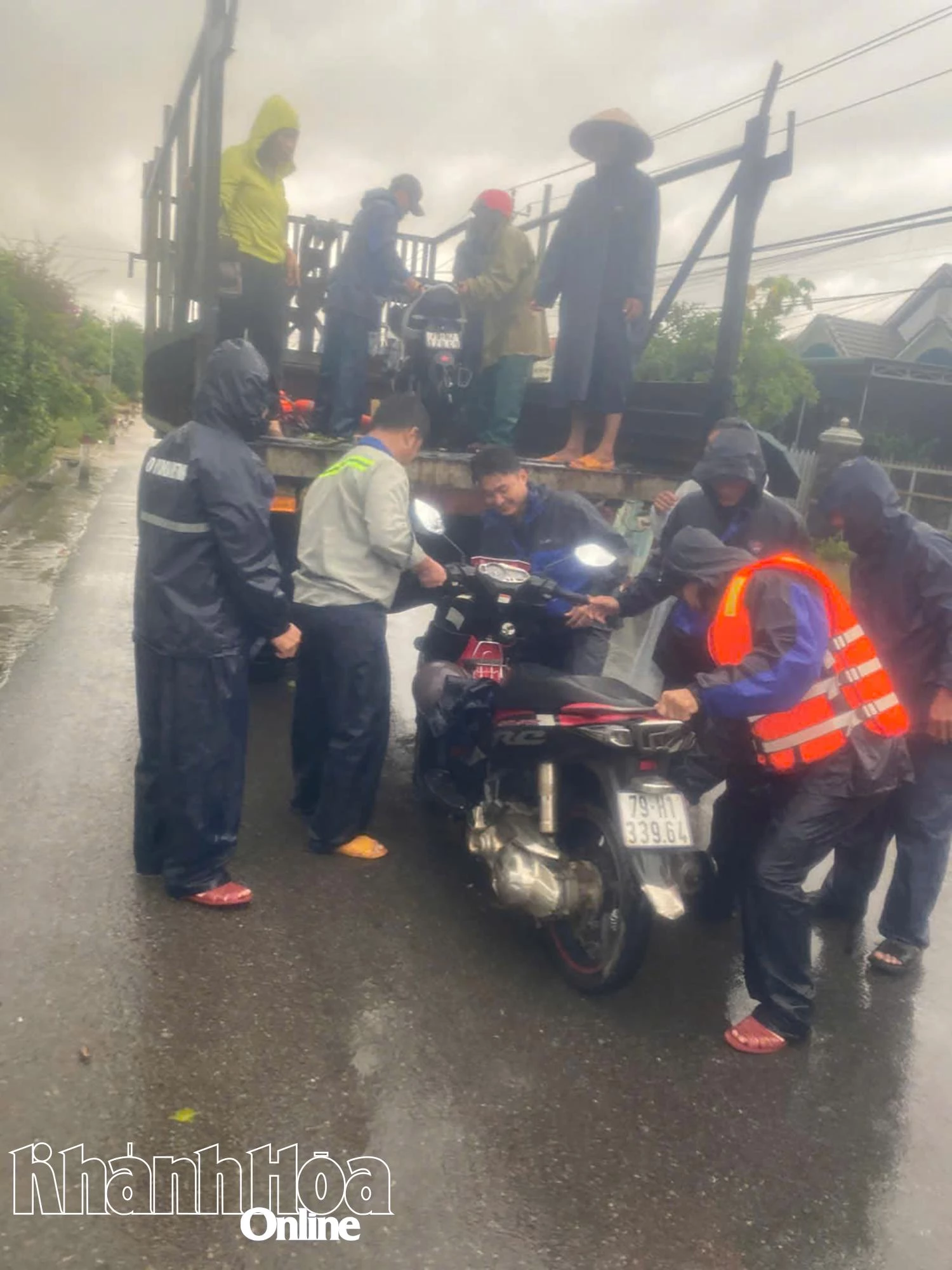 Lực lượng chức năng địa phương hỗ trợ người dân di dời phương tiện.