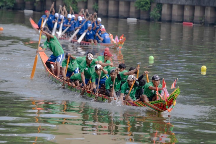 Đua ghe ngo, ẩm thực Khmer và du lịch bằng thuyền trên kênh Nhiêu Lộc - Ảnh 1.