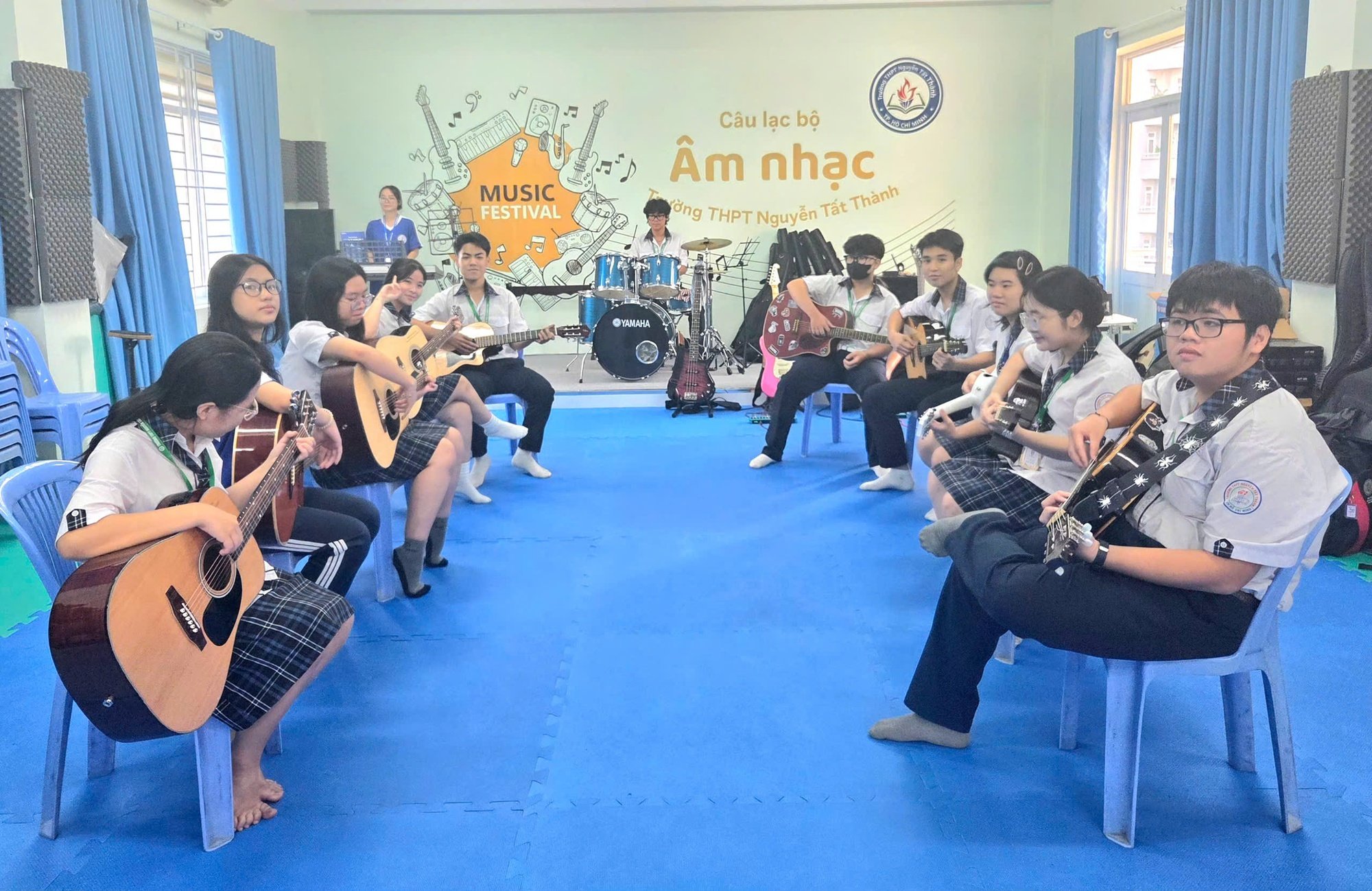 Trường THPT Nguyễn Tất Thành: Học sinh hạnh phúc mỗi ngày đến trường - Ảnh 2.