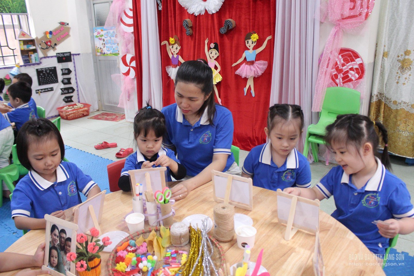 Вчителі та учні дитячого садка Lien Co, комуна Хуу Лунг, під час уроку STEM, роблять сімейні фотографії