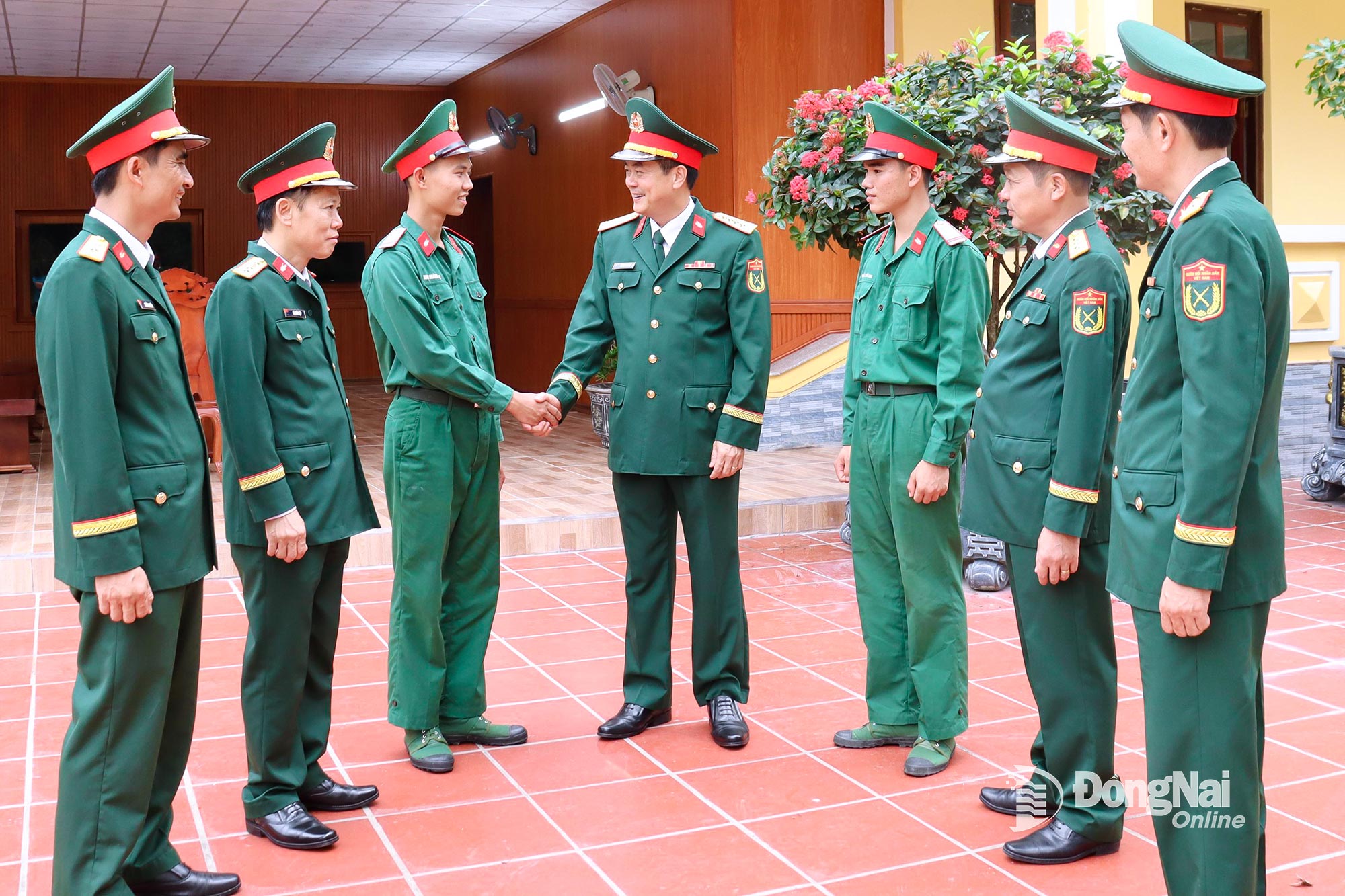 Lederen for den sørlige avdelingen/Armored Technical College oppmuntrer de uteksaminerte fra 62. klasse før de returnerer til enhetene sine. Foto: Nguyet Ha