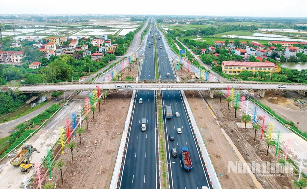 Phu Thu intersection (Ha Nam ward) connecting Cau Gie - Ninh Binh expressway with Ring Road 5 - Hanoi Capital Region was completed and put into use, contributing to promoting local socio-economy.