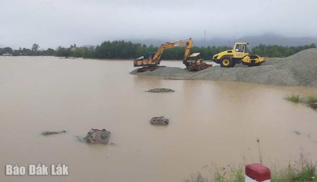 Công trình bờ kè Bàn Thạch sau một đêm lũ về.