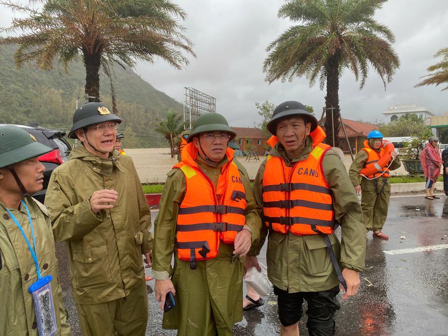 رئيس اللجنة الشعبية الإقليمية، فام آنه توان (الثاني من اليمين) يتفقد موقع الحادث. تصوير: نجوين دونغ chu-tich-pham-anh-tuan-2.jpg
