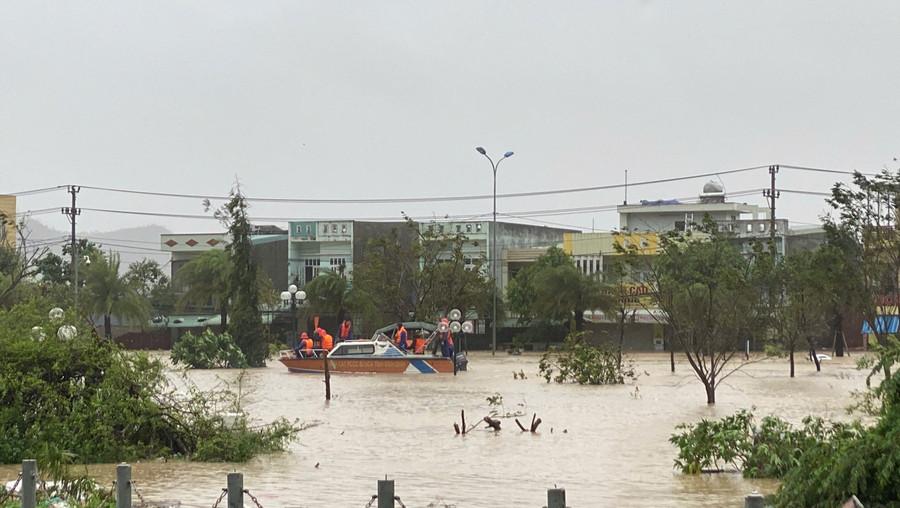 السلطات تُجهّز سيارات لإنقاذ الناس. تصوير: نجوين دونغ chu-tich-pham-anh-tuan-5.jpg