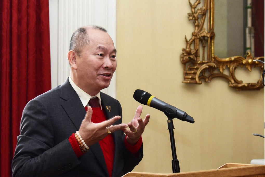 Nguyen Anh Tuan mluví.jpg