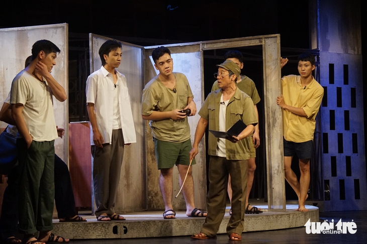 Военный округ Намдонг вышел на сцену, зрители плакали и смеялись - Фото 1. Quân khu Nam Đồng - Ảnh 1.