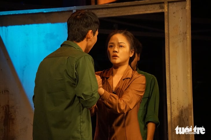 Военный округ Намдонг вышел на сцену, зрители плакали и смеялись - Фото 3. Quân khu Nam Đồng - Ảnh 3.