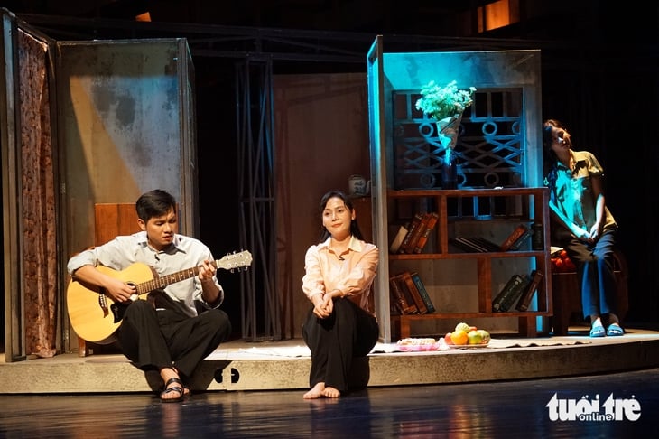 Военный округ Намдонг вышел на сцену, зрители плакали и смеялись - Фото 4. Quân khu Nam Đồng - Ảnh 4.