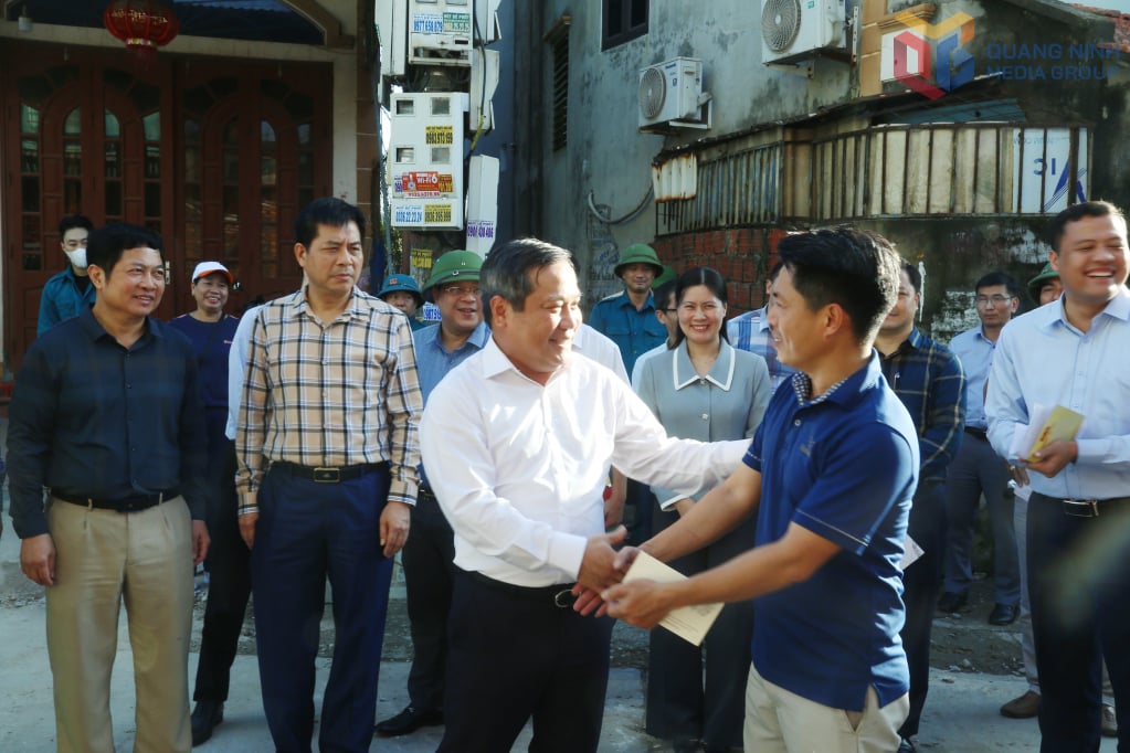 ທ່ານ​ເລຂາ​ພັກ​ແຂວງ ຊຸກຍູ້​ໃຫ້​ບັນດາ​ຄອບຄົວ​ສະໝັກ​ໃຈ​ບໍລິຈາກ​ທີ່​ດິນ.