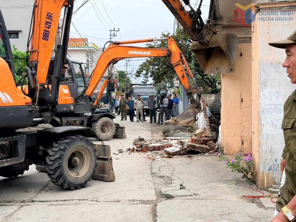 ບັນດາ​ຄອບຄົວ​ຢູ່​ເຂດ Gieng Day 1, ຫວຽ​ດນາມ ​ໄດ້​ເຄື່ອນ​ໄຫວ​ສະຖາປັດຕະຍະ​ກຳ ​ແລະ ​ໄດ້​ຮື້​ຖອນ​ຮົ້ວ​ຢ່າງ​ທັນ​ການ ​ເພື່ອ​ມອບ​ໃຫ້​ສະຖານ​ທີ່​ກໍ່ສ້າງ​ພື້ນຖານ​ໂຄງ​ລ່າງ​ຂອງ​ຕົວ​ເມືອງ​ໃຫ້​ສວຍ​ງາມ.