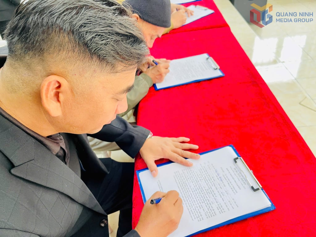 ຄອບຄົວ​ຢູ່​ບ້ານ Lang (ຕາ​ແສງ ທອງ​ເຍີດ) ​ໄດ້​ລົງ​ນາມ​ໃນ​ຄຳ​ໝັ້ນ​ສັນຍາ​ເຫັນ​ດີ ​ແລະ ສະໜັບສະໜູນ​ການ​ບໍລິຈາກ​ທີ່​ດິນ ​ແລະ ມອບ​ສະຖານ​ທີ່​ເພື່ອ​ປະຕິບັດ​ໂຄງການ​ສ້ອມ​ແປງ ​ແລະ ປັບປຸງ​ເສັ້ນທາງ​ຜ່ານ​ບ້ານ​ວັດທະນະທຳ​ບ້ານ Lang.