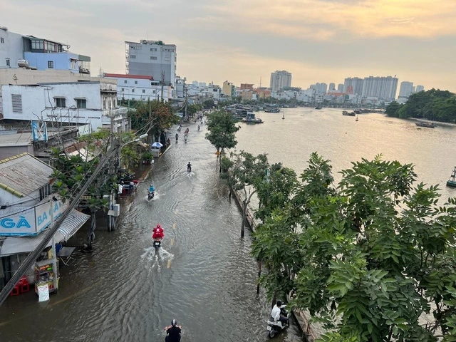 Triều cường ở TP.HCM vượt báo động, thời tiết Nam bộ lạnh dưới 20 độ C