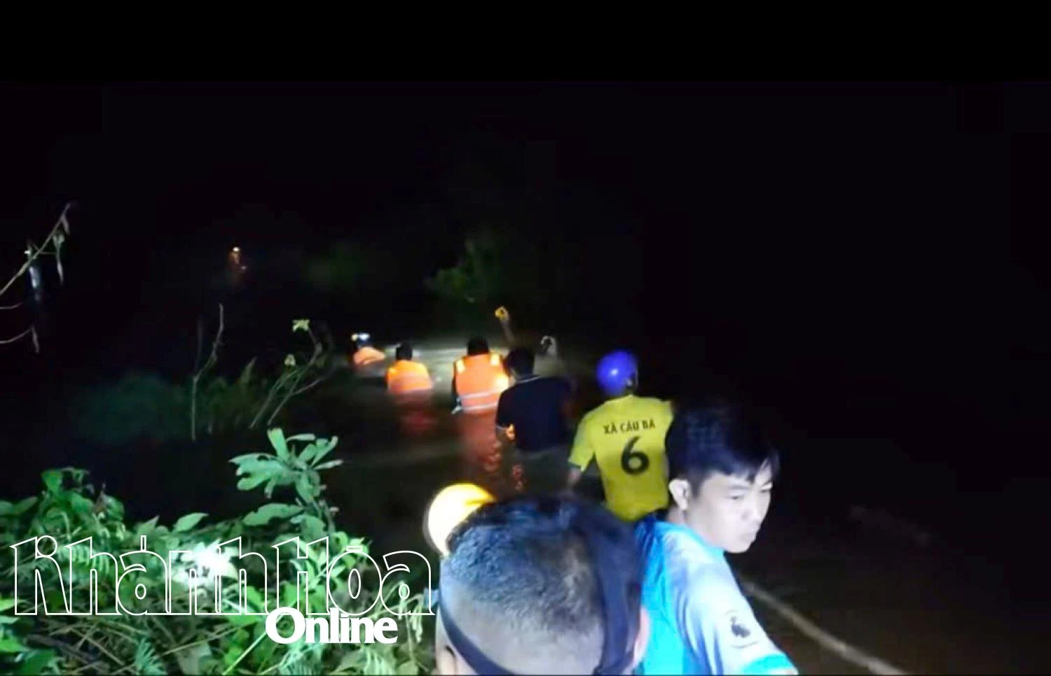 កម្លាំងបានធ្វើការជួយសង្គ្រោះមនុស្សនៅពេលយប់។