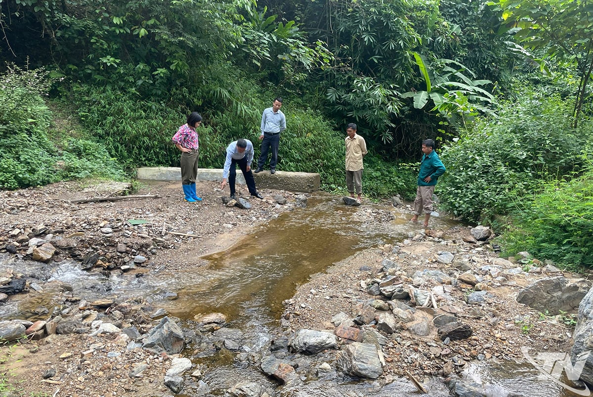 Cán bộ xã Yên Trạch
và xóm Làng Muông kiểm tra
bể thu nước đầu nguồn.