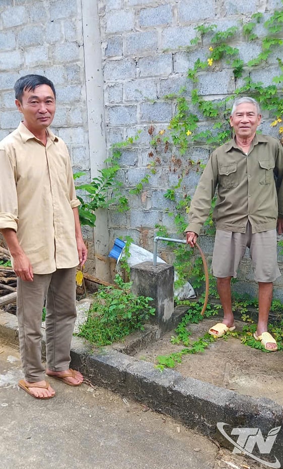  Trụ nước của hộ dân được  
xây dựng từ lâu nhưng vẫn bỏ 
không do nước sạch chưa về.