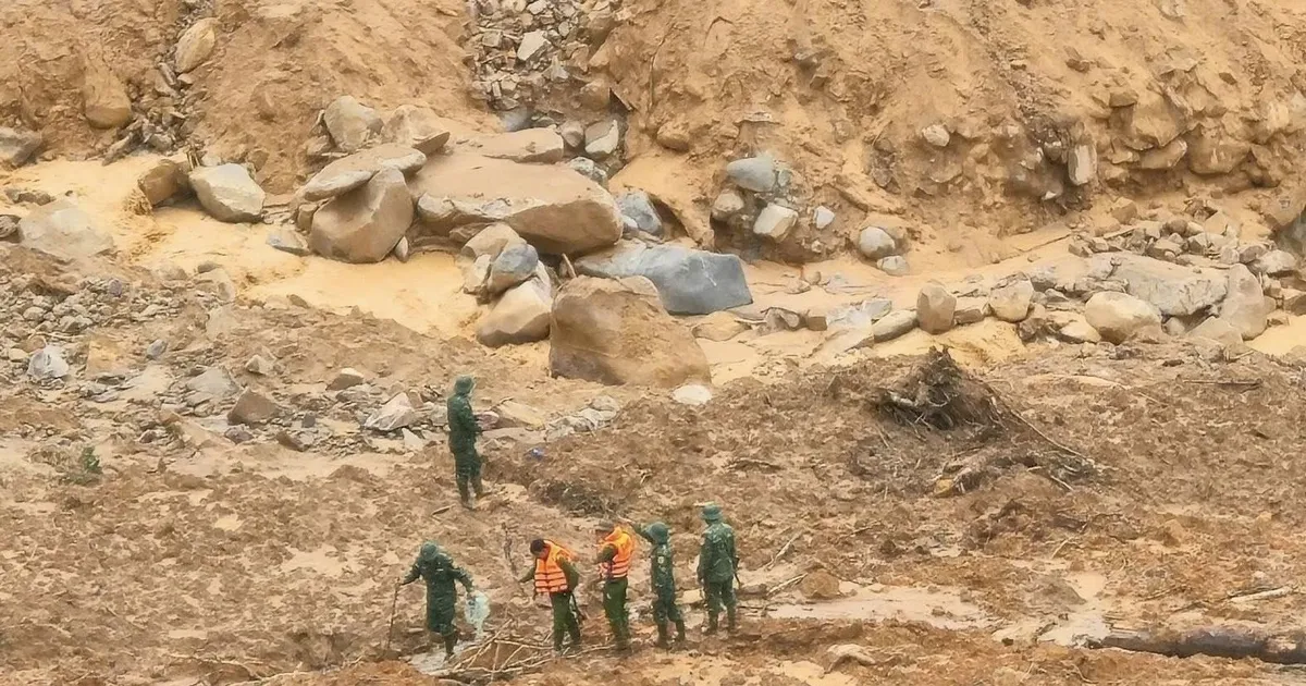 Đà Nẵng: Nhiều tiếng nổ ở khu vực sạt lở, gián đoạn việc tìm kiếm nạn nhân