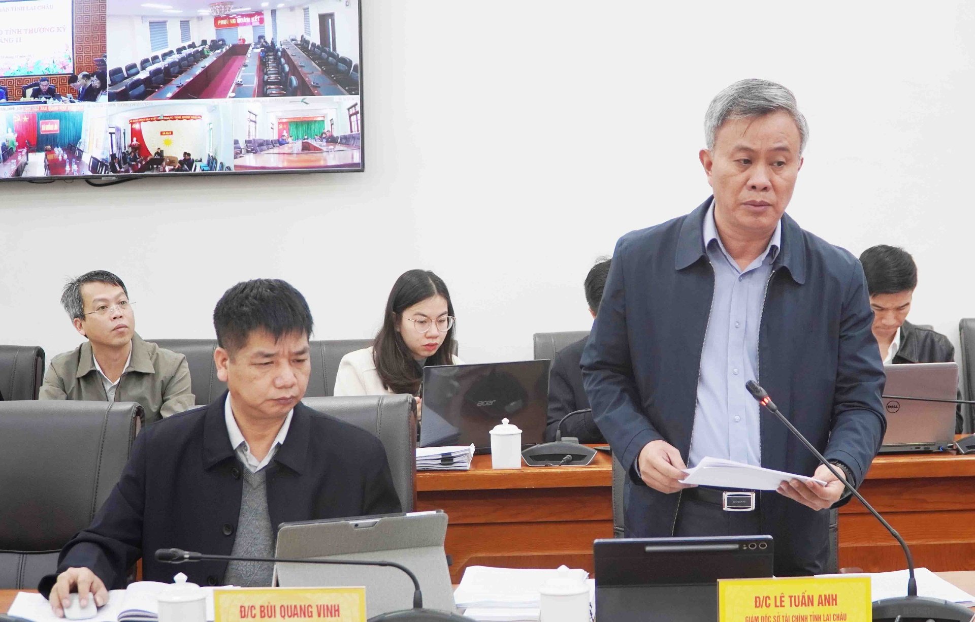 Finansdepartementets chef talade vid mötet. Lãnh đạo Sở Tài chính phát biểu tại phien họp.