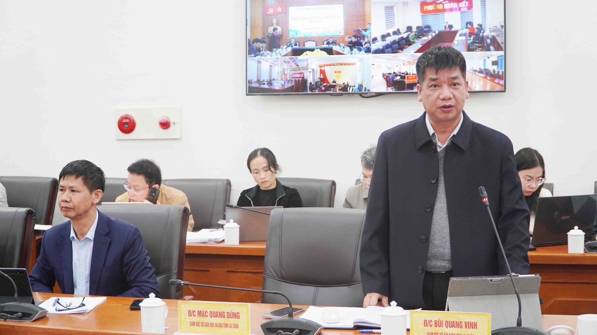 Ledarna för Transportdepartementet talade vid mötet. Lãnh đạo Sở giao thông vận tải phát biểu tại phiên họp.