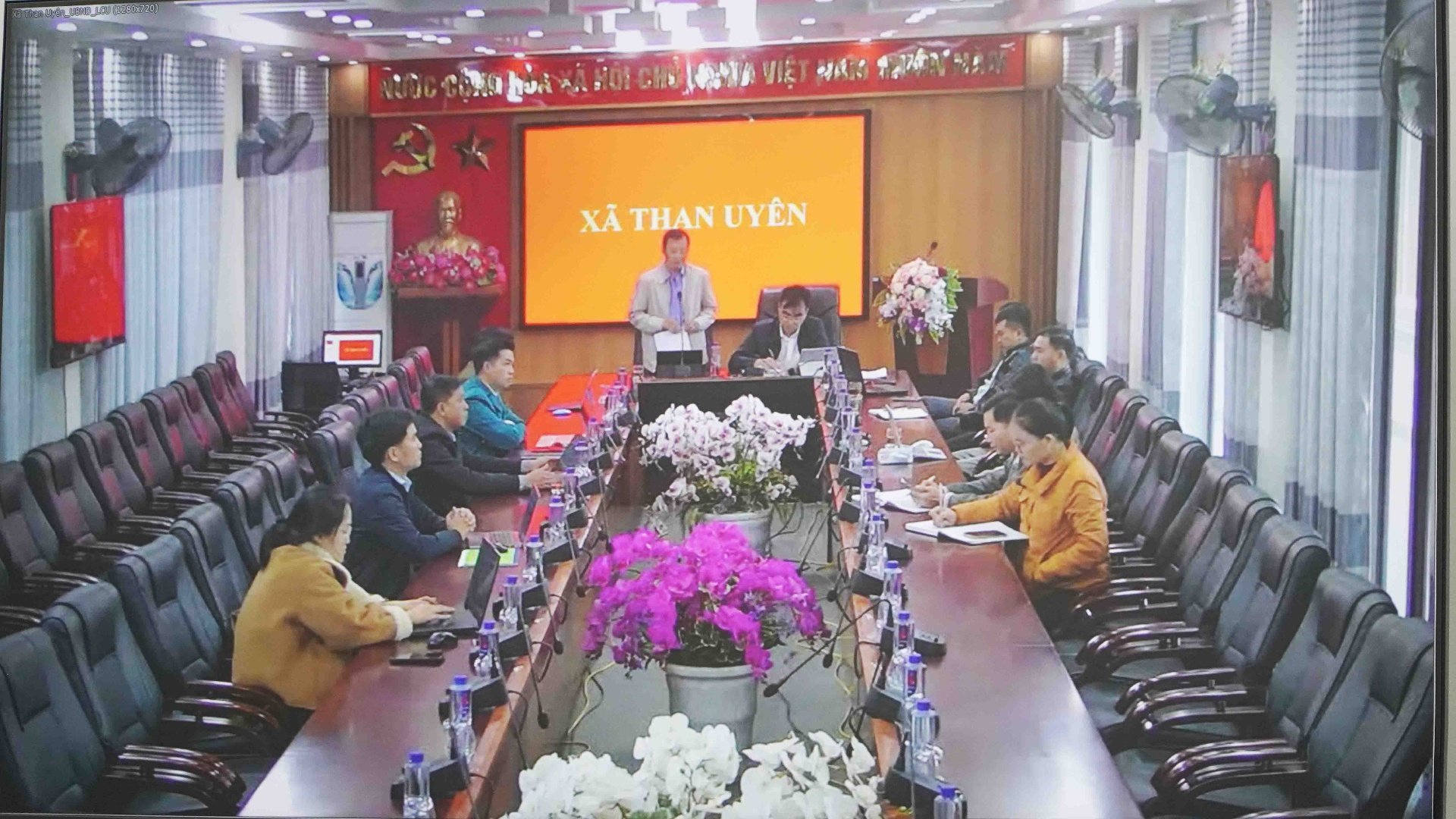 Ledare för Than Uyen kommun talade vid mötet. Lãnh đạo xã Than Uyên phát biểu tại phiên họp.