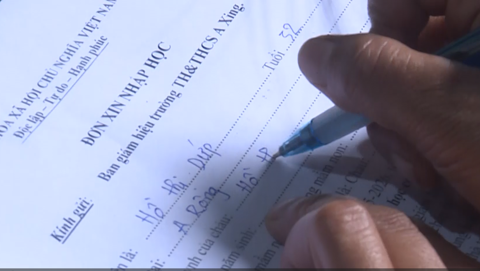Khát vọng muốn tự tay… viết tên mình- Ảnh 2.
