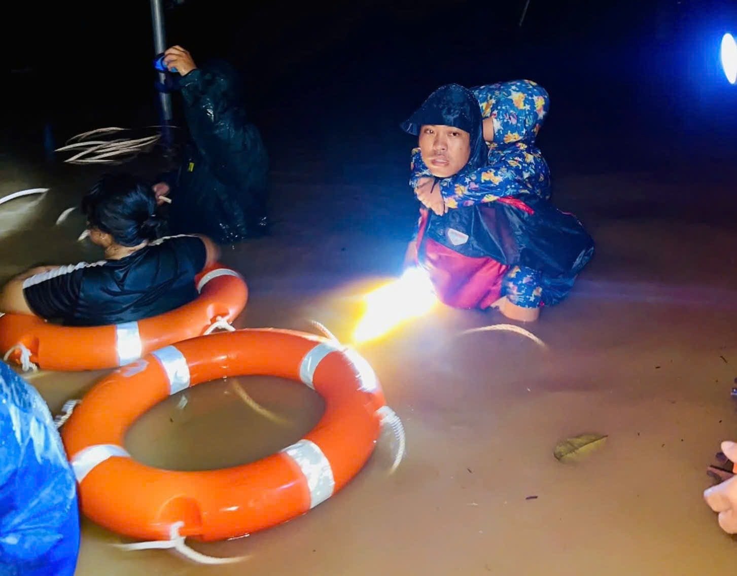 Công an xã cứu người mắc kẹt trong vùng nước lũ.