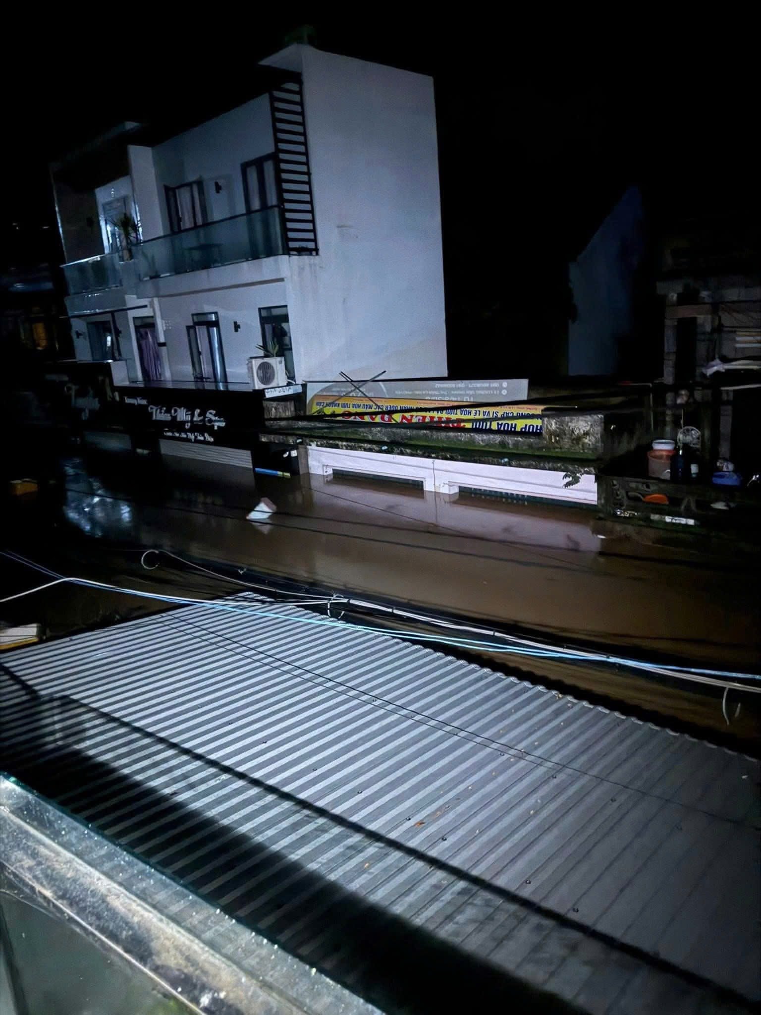 Nhiều gia đình chìm trong biển nước.