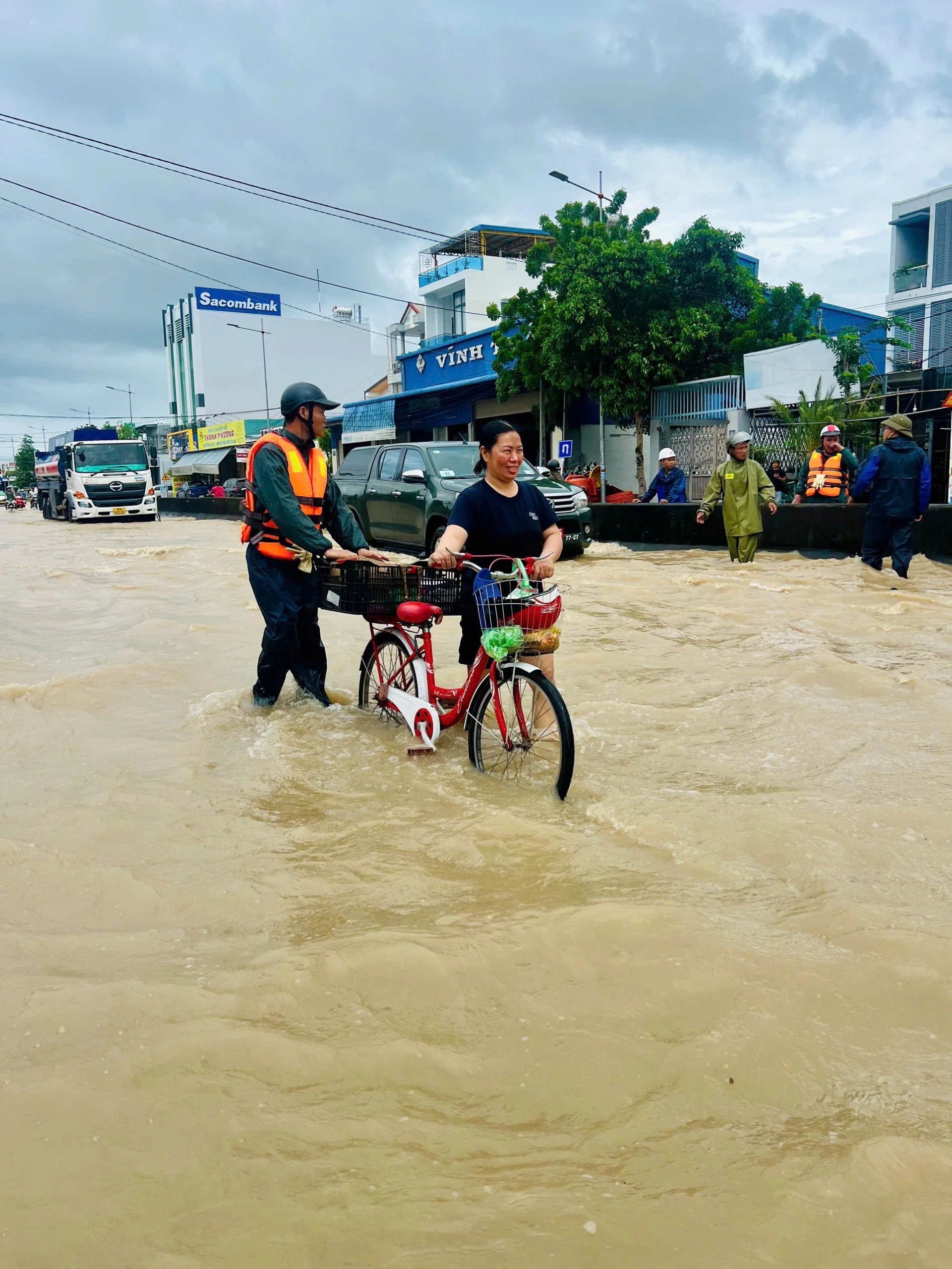 អាជ្ញាធរសង្កាត់ Bac Cam Ranh ជួយប្រជាពលរដ្ឋដែលឆ្លងកាត់តំបន់លិចទឹក