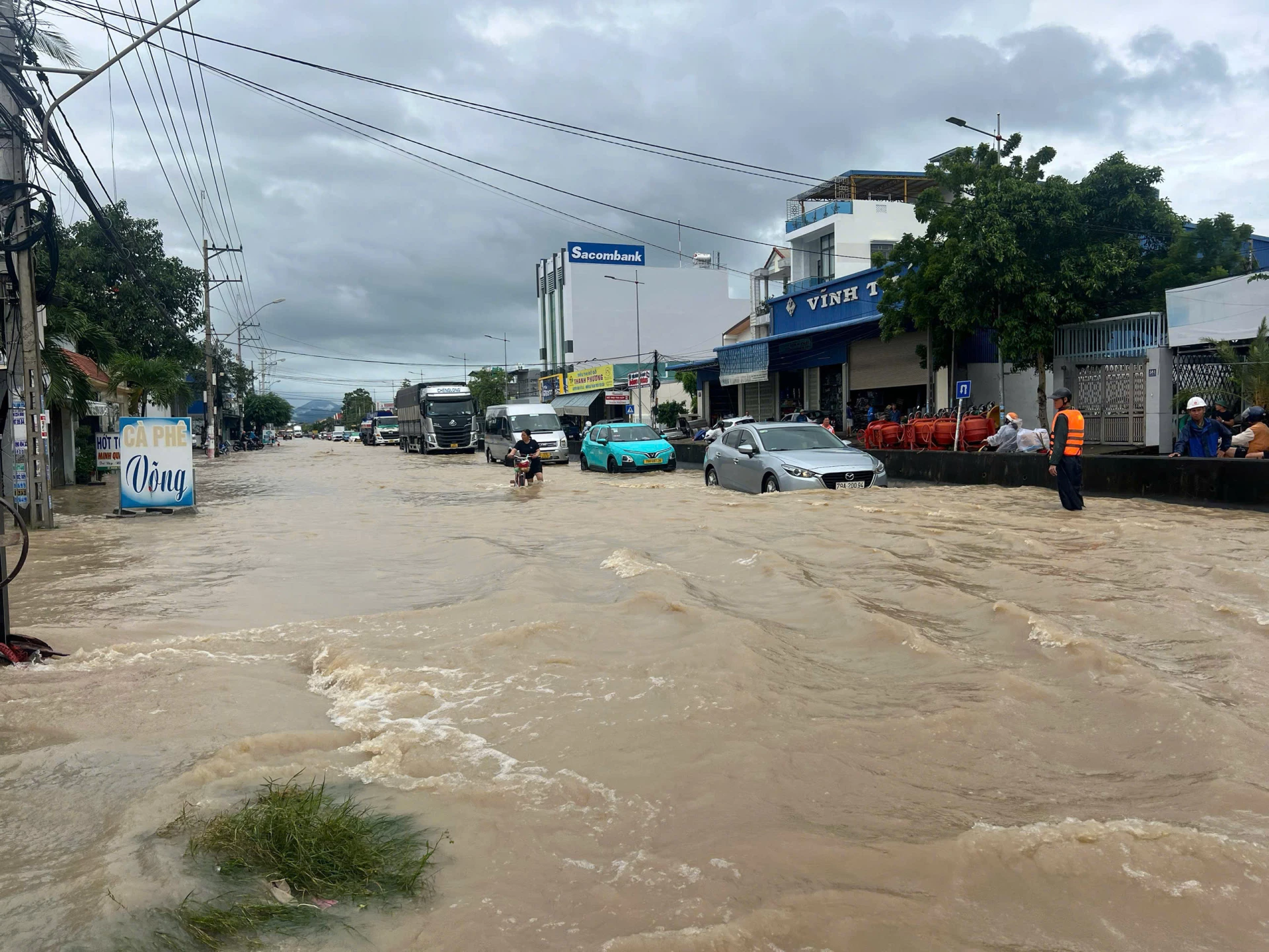 ផ្លូវជាតិលេខ១ កាត់សង្កាត់បាក់ខែង លិចលង់ខ្លាំង ធ្វើឱ្យការធ្វើដំណើរពិបាក។