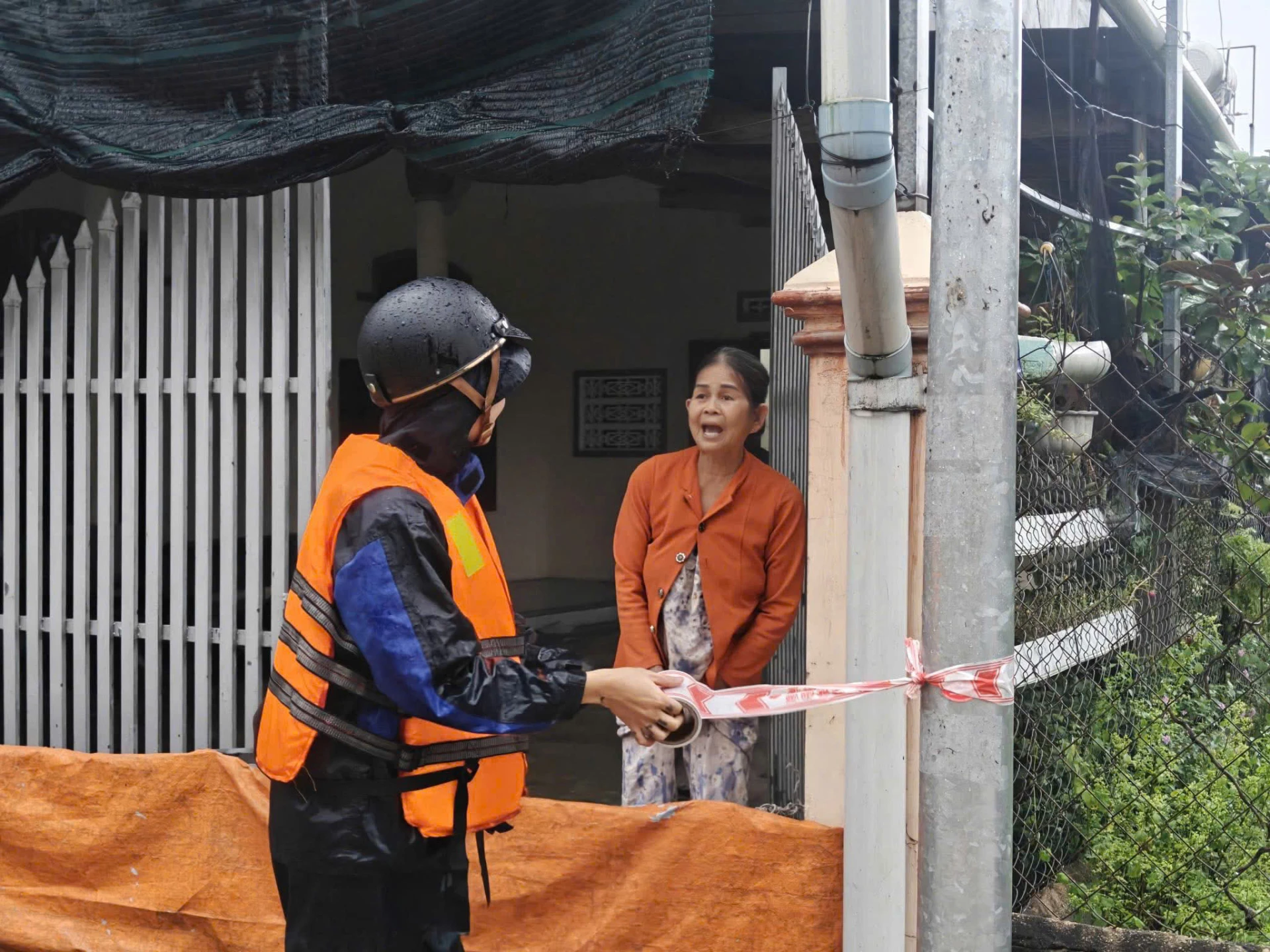 មន្ត្រីសាលាសង្កាត់បាក់ខែង អំពាវនាវឲ្យប្រជាពលរដ្ឋមានការប្រុងប្រយ័ត្នខ្ពស់ចំពោះការកើនឡើងនៃទឹកជំនន់។