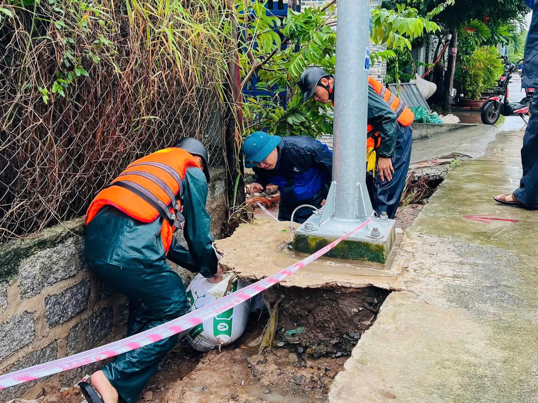 ពង្រឹងបង្គោលភ្លើងដែលមានហានិភ័យនៃការដួលរលំ