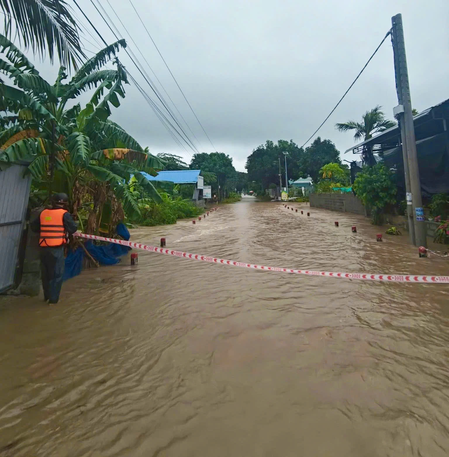 អាជ្ញាធរសង្កាត់ Bac Cam Ranh បានលាតសន្ធឹងខ្សែព្រមាននៅតំបន់ដែលមានទឹកជំនន់ជ្រៅ។