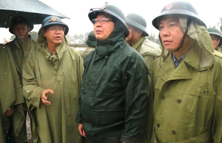 Vice premiärminister Ho Quoc Dung ledde en delegation för att inspektera översvämningsbekämpningsarbetet i Dien Dien kommun (Khanh Hoa-provinsen). Foto: Nguyen Hoang. Phó Thủ tướng Chính phủ Hồ Quốc Dũng dẫn đầu đã đến kiểm tra công tác ứng phó với mưa lũ ở xã Diên Điền (tỉnh Khánh Hòa). Ảnh: Nguyễn Hoàng.