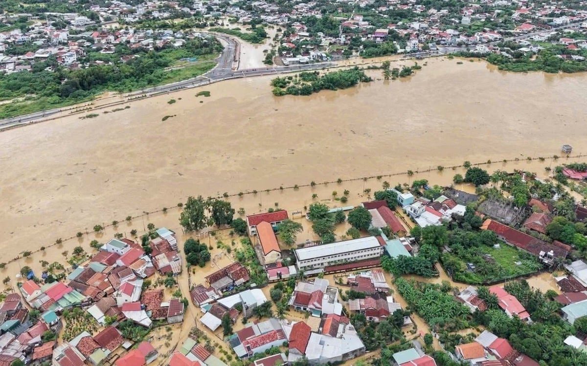 Kommuner i Dien Khanh-distriktet (gamla), inklusive Dien Dien kommun, är för närvarande djupt översvämmade på grund av kraftigt regn och översvämningar. Foto: PC. Các xã thuộc huyện Diên Khánh (cũ), trong đó có xã Diên Điền hiện đang ngập sâu do mưa lũ. Ảnh: PC.