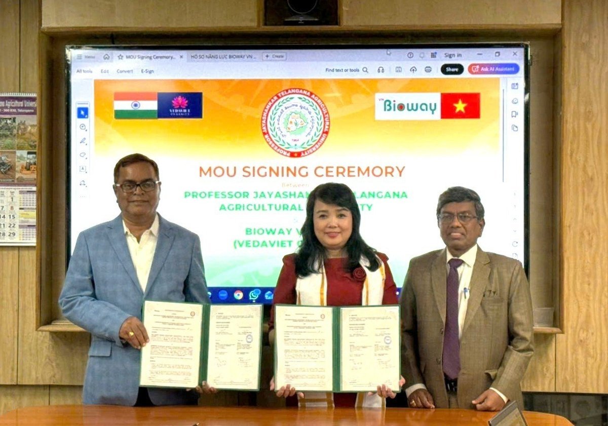 GS.TS. AlDas Janaiah - Hiệu trưởng trường Đại học Nông nghiệp Professor Jayashankar Bang Telangana - PJTSAU (bên trái) và bà Lê Thị Cẩm Tiên - Chủ tịch HĐQT Bioway Việt Nam. Ảnh: Nguyễn Huyền.