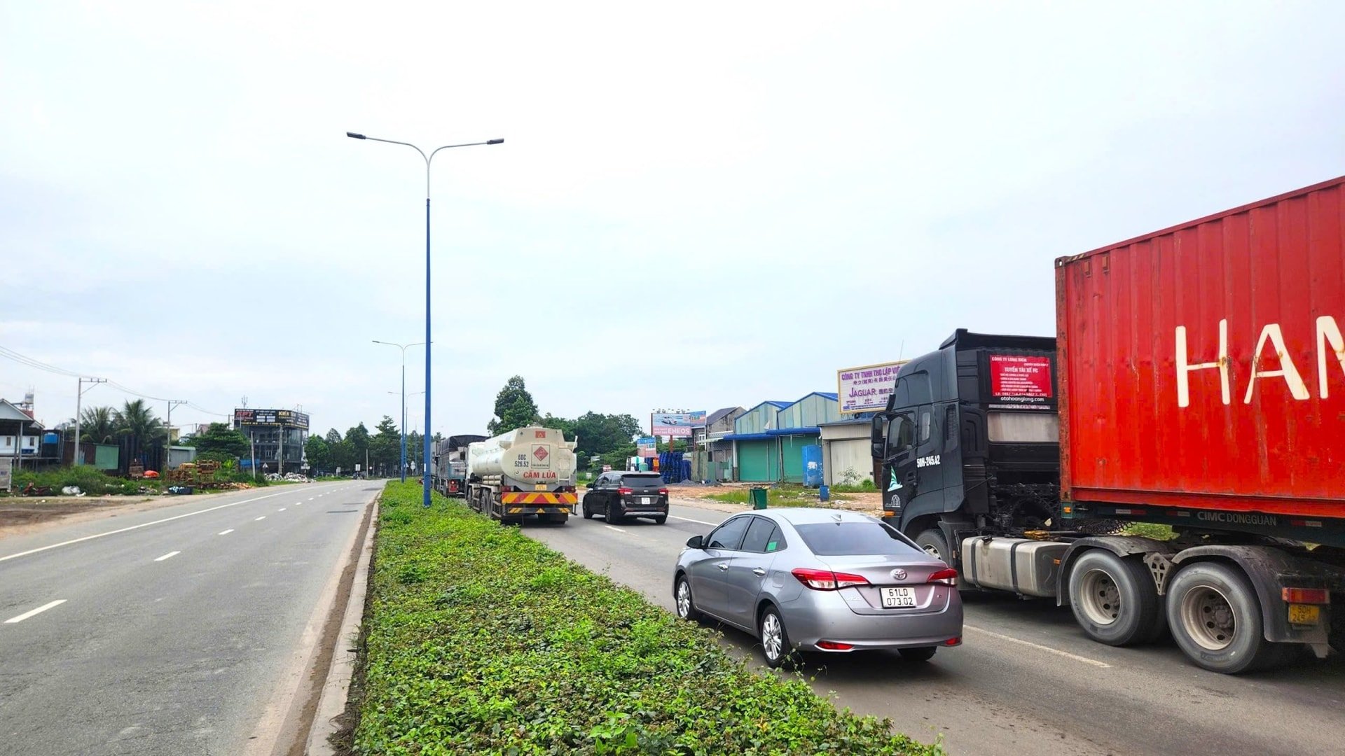 ស្ថានភាពបច្ចុប្បន្ននៃរថយន្តកុងតឺន័រ និងម៉ូតូដែលកំពុងចរាចរជាមួយគ្នា