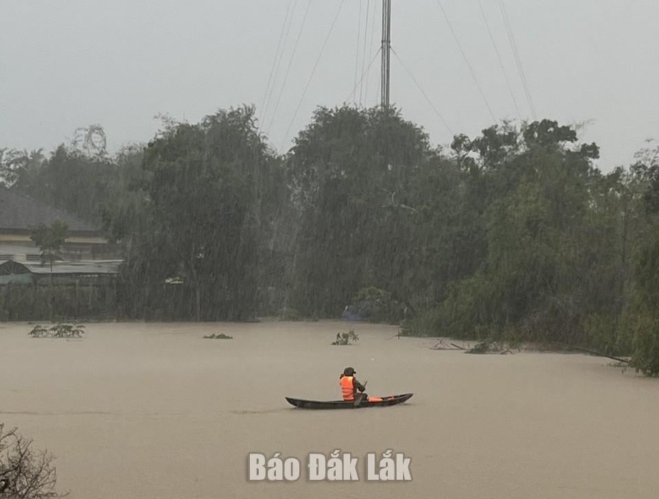 Lokala myndigheter använde små båtar för att utföra räddningsarbetet i Dong Xuan kommun.