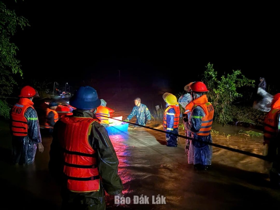 Myndigheterna genomförde räddningsinsatser i byn Yang Han för att få människor ur fara.