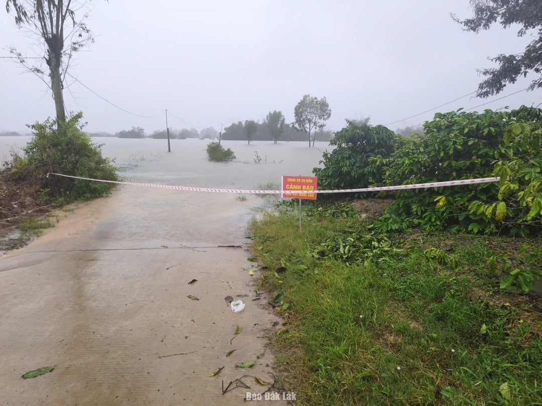 Vu Bon Commune hängde upp varningsrep för människor i farliga områden.