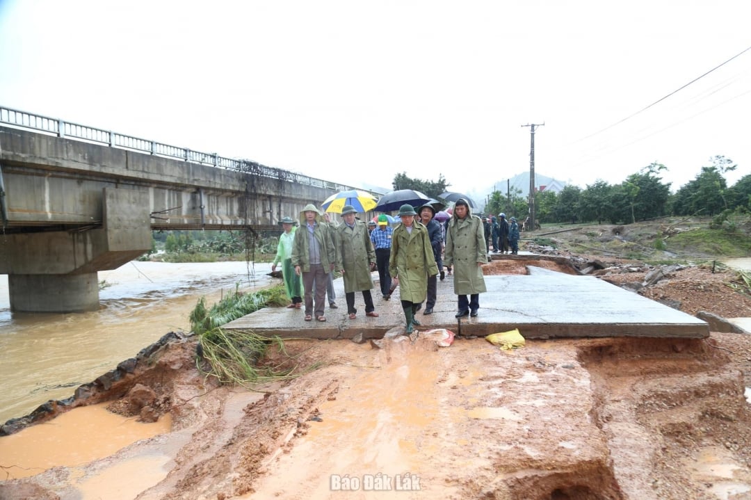 Ordföranden för provinsens folkkommitté, Ta Anh Tuan, inspekterade skadorna som orsakats av översvämningarna i Yang Mao-kommunen.