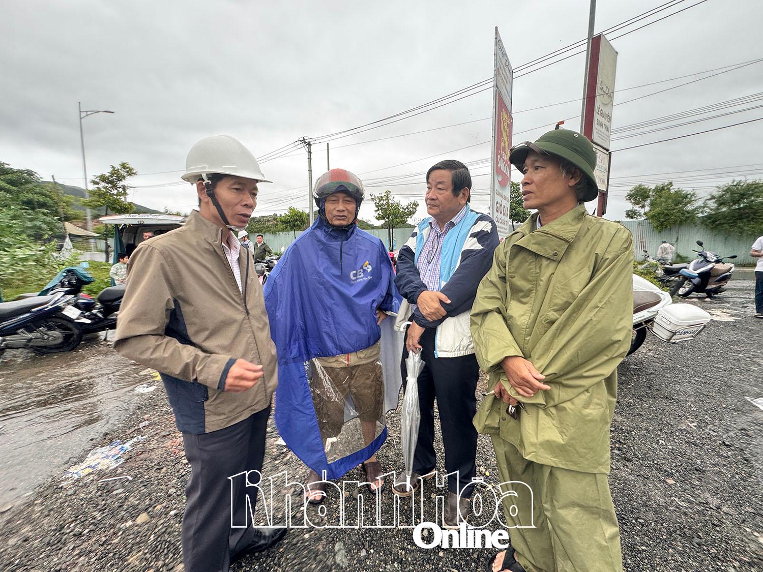 ສະຫາຍ ຫງວຽນວັນມິນ, ປະທານຄະນະກຳມະການປະຊາຊົນເຂດປົກຄອງຊ້າຍ (ໜ້າປົກຊ້າຍ) ໄດ້ຮັບຮູ້ສະພາບການຢູ່ກຸ່ມບ້ານວິງຊວານ.