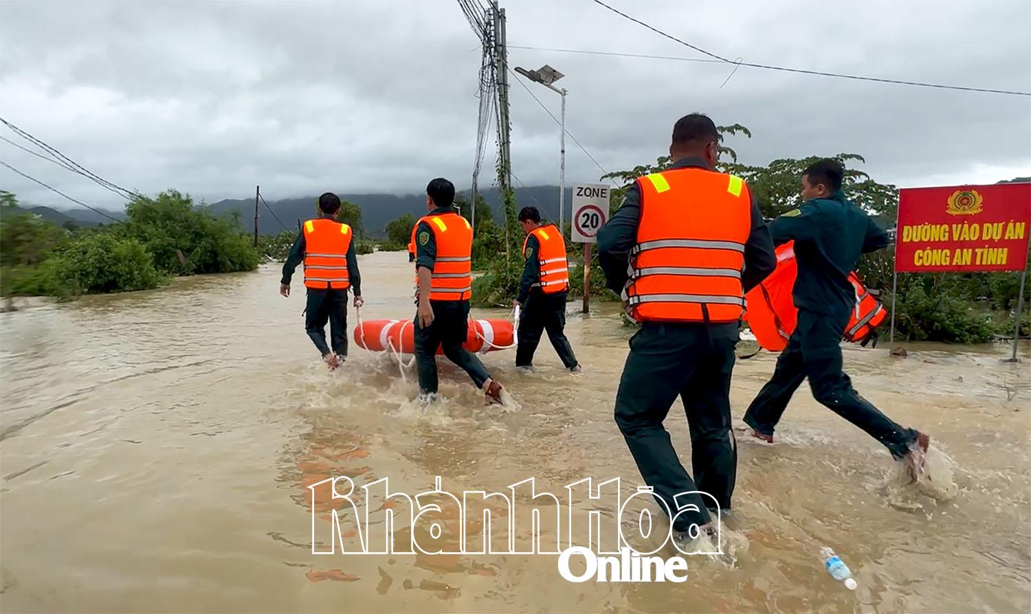 ເພີ່ມທະວີກຳລັງເຂົ້າໃກ້ກຸ່ມທີ່ຢູ່ອາໄສ Vinh Xuan.