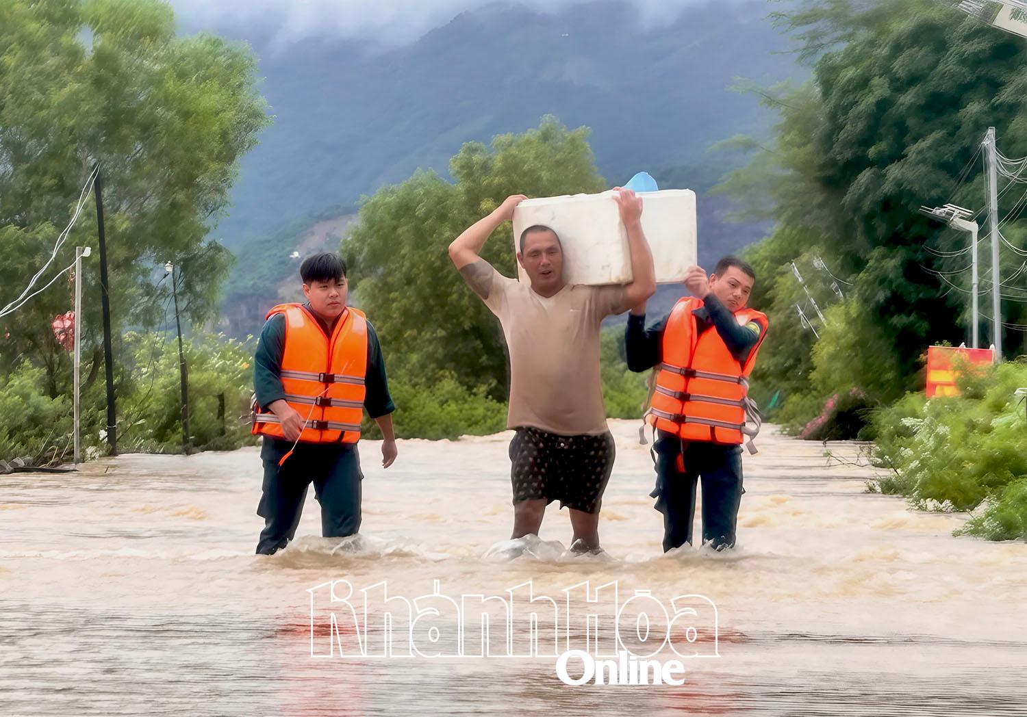 ໜູນຊ່ວຍປະຊາຊົນກຸ່ມທີ່ຢູ່ອາໄສ Vinh Xuan ຍົກຍ້າຍ.