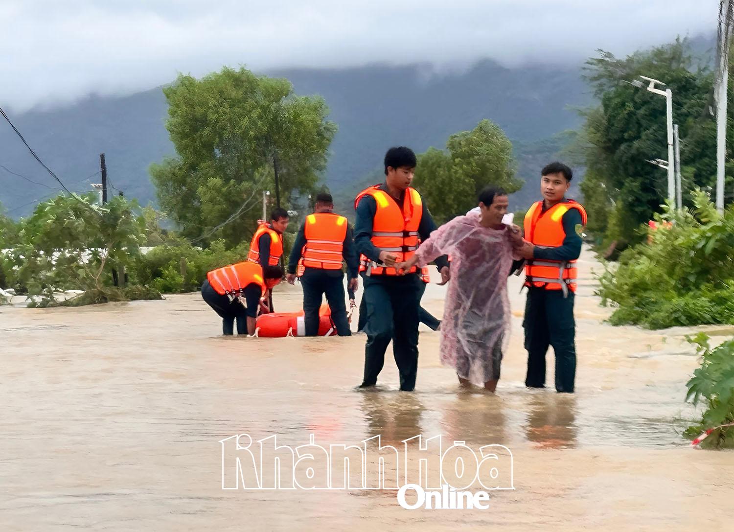 ໜູນຊ່ວຍປະຊາຊົນກຸ່ມທີ່ຢູ່ອາໄສ Vinh Xuan ຍົກຍ້າຍ.