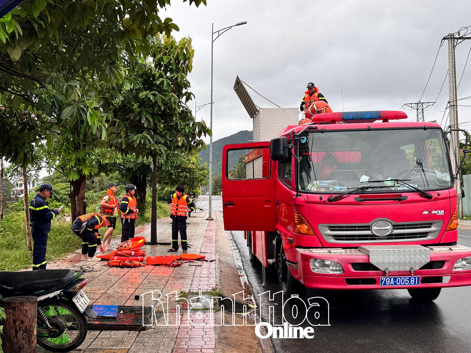 ບັນດາກຳລັງ ແລະ ພາຫະນະຖືກສົ່ງໄປໃຫ້ກຸ່ມທີ່ຢູ່ອາໄສ Vinh Xuan ເພື່ອໜູນຊ່ວຍການຍົກຍ້າຍປະຊາຊົນ.