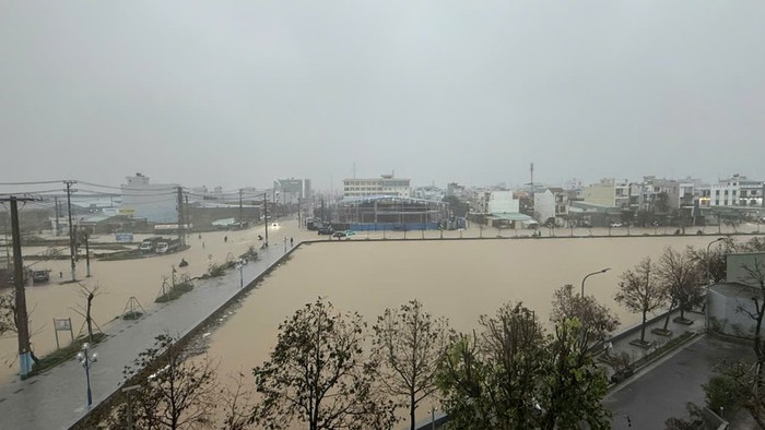 Học sinh Gia Lai nghỉ học phòng mưa lớn, lũ lụt
- Ảnh 1.