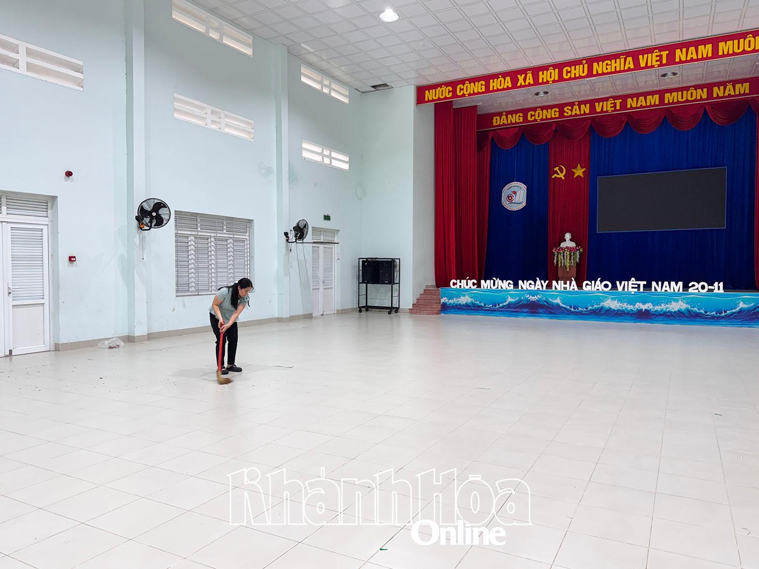 ຫ້ອງໂຖງອະເນກປະສົງຂອງໂຮງຮຽນມັດທະຍົມ ກ໋າຍບ່າວ ພວມຖືກກະກຽມເພື່ອຕ້ອນຮັບຊາວເມືອງວິ້ງຊວານ ທີ່ໄດ້ມາພັກເຊົາ.