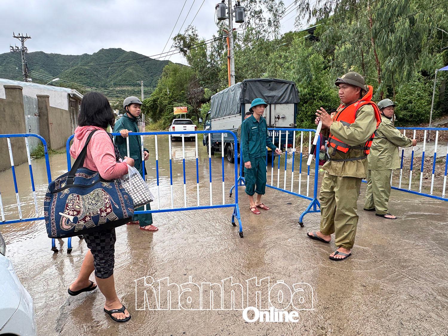 ໄດ້ຕັ້ງດ່ານກວດກາຢູ່ຕໍ່ໜ້າກຸ່ມອາໄສຢູ່ດັດລານ.