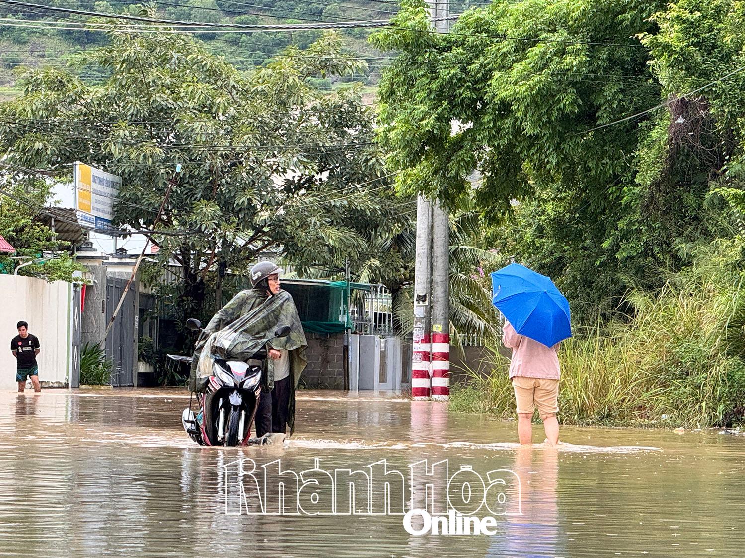 ກຸ່ມບ້ານ ດັອດແລນ ຖືກນໍ້າຖ້ວມ.
