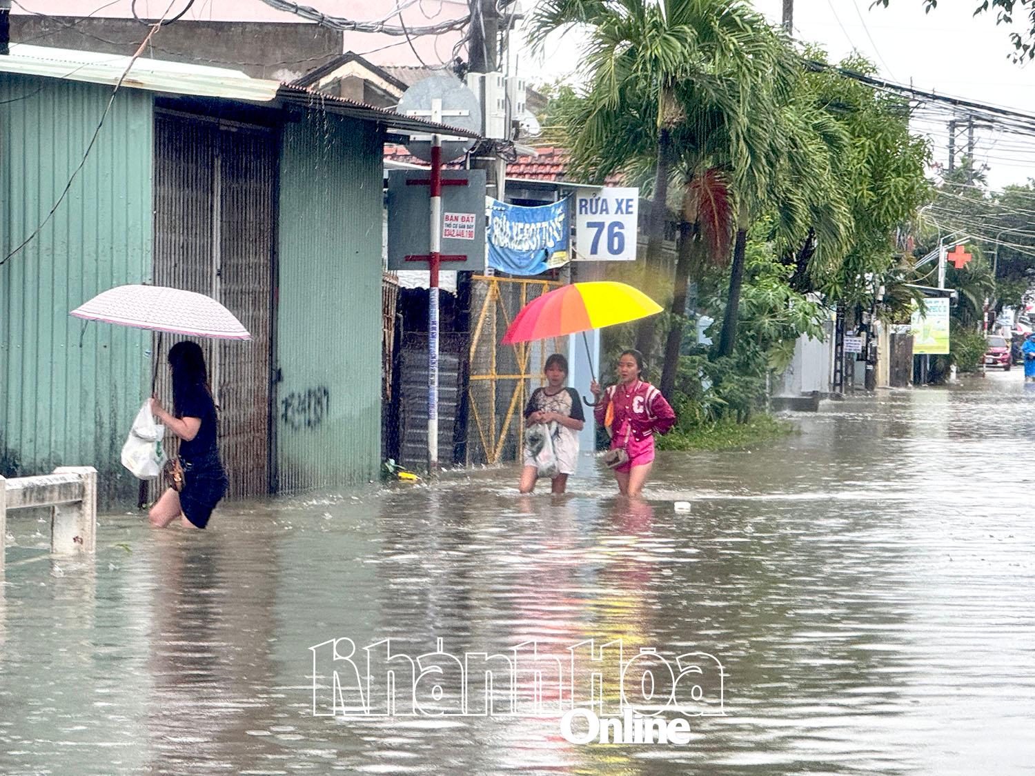 ໄທທອງ 1, ໄທທອງ 2, ແລະ ທົ່ງຕູບ ທີ່ຖືກນໍ້າຖ້ວມທັງໝົດ.